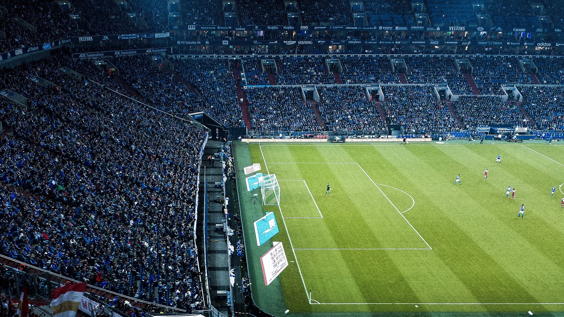 瑞士女足球员雪地铲球太猛，把对手铲进雪堆，瑞士女足国脚